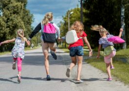 Gut gelaunte Kinder auf dem Weg in die Schule. Foto zelmabrezinska via Twenty20