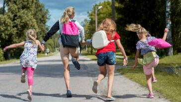 Gut gelaunte Kinder auf dem Weg in die Schule. Foto zelmabrezinska via Twenty20