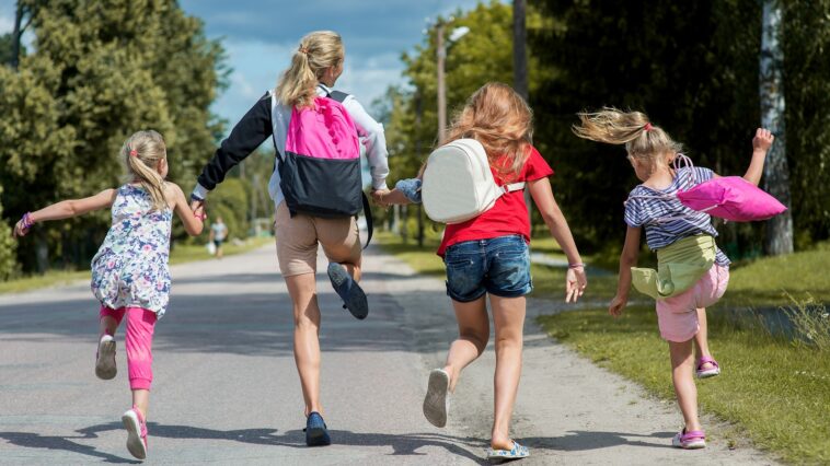 Gut gelaunte Kinder auf dem Weg in die Schule. Foto zelmabrezinska via Twenty20