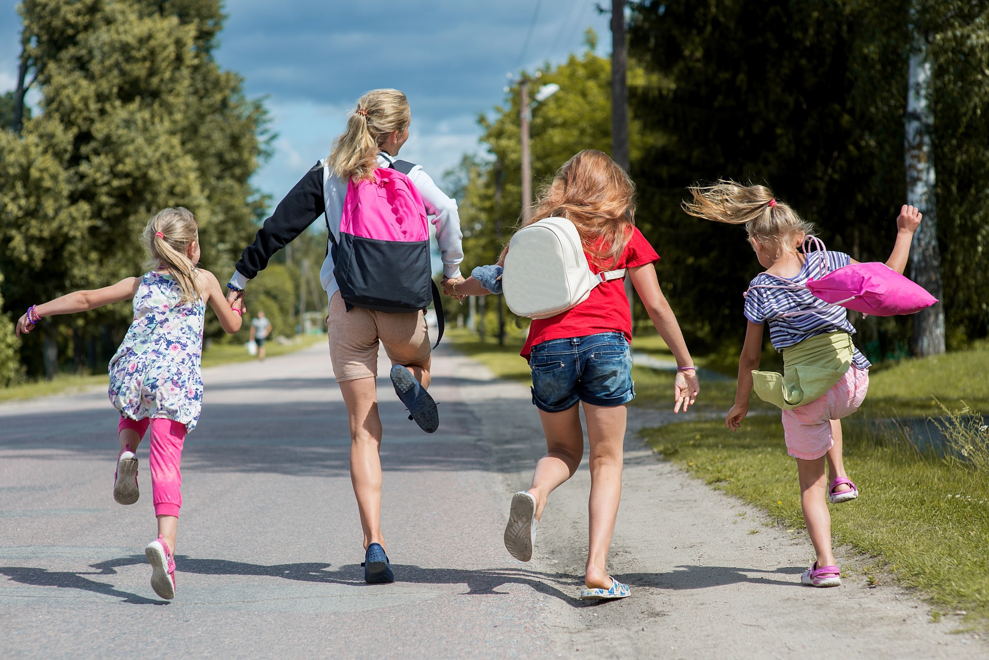 Gut gelaunte Kinder auf dem Weg in die Schule. Foto zelmabrezinska via Twenty20