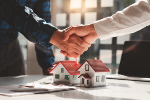 Ein kompetenter Immobilienmakler kann wertvolle Dienste etwa beim Verkauf eines Hauses leisten. Foto: © PaeGAG / stock adobe