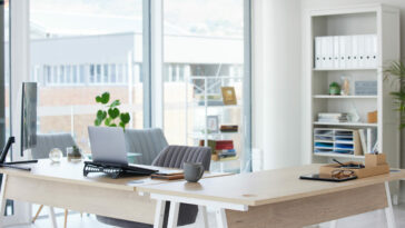 Ergonomische Büromöbel sind wichtig für ein beschwerdefreies Arbeiten. Foto ©Charlize Dpeopleimages.com stock adobe